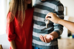 Keys being given to a couple that just inherited a house. Joey Loves Philly can help people sell a house they inherited